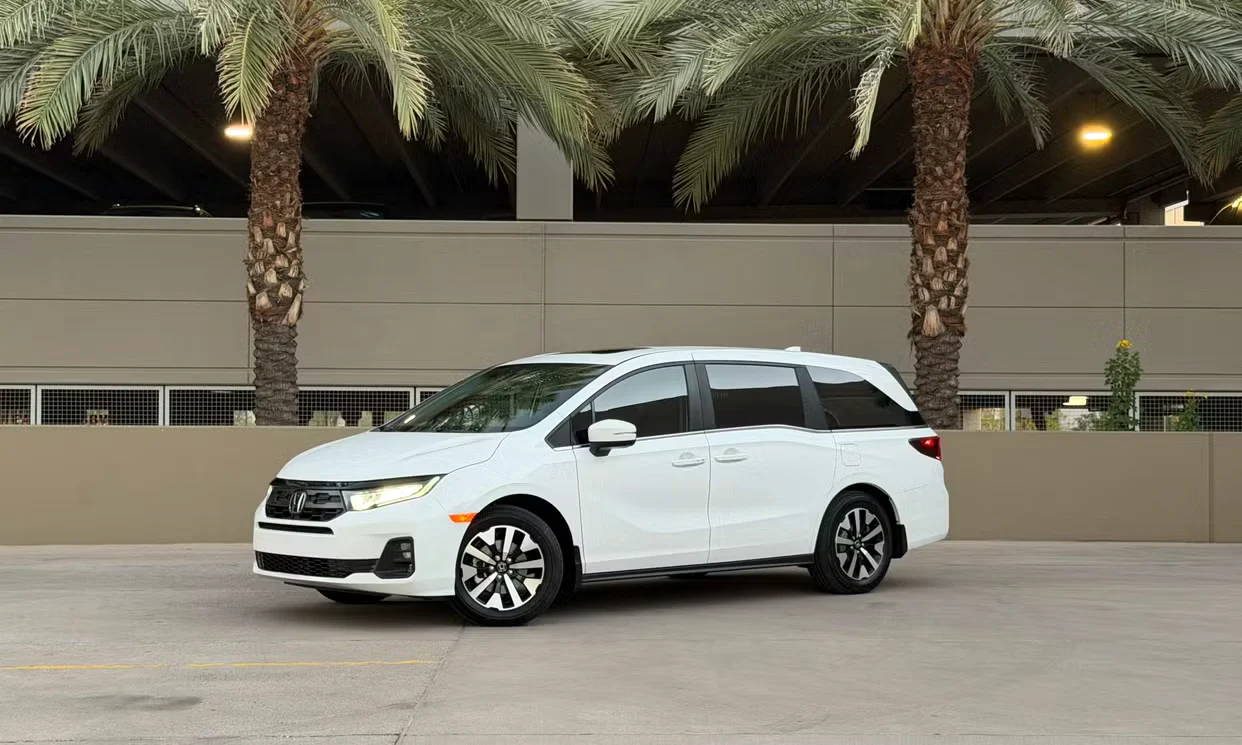 White Honda Odyssey EX-L photographed in Miami